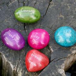 100 assorted sentiment pebbles, coloured