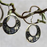 Earrings round black with gold coloured elephants