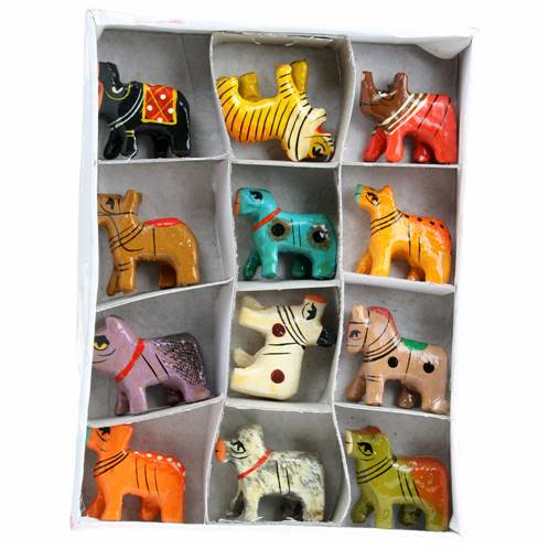 Box of 12 painted wooden animals, assorted 4cm